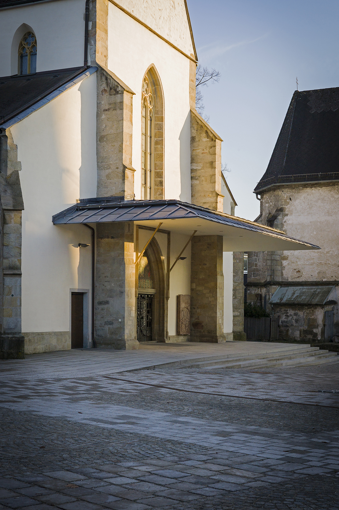 Westansicht mit Vordach nach dem Umbau © Renate Schrattenecker-Fischer