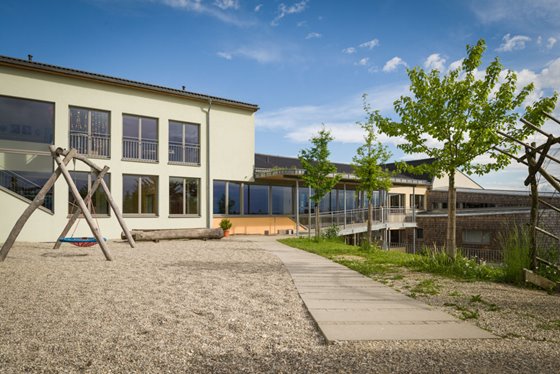 Schule, Kindergarten und Spielplatz @ Renate Schrattenecker-Fischer