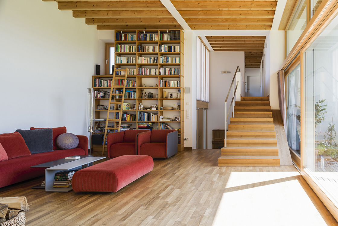 Wohnzimmer mit Aufgang in den Schlaftrakt © Renate Schrattenecker-Fischer