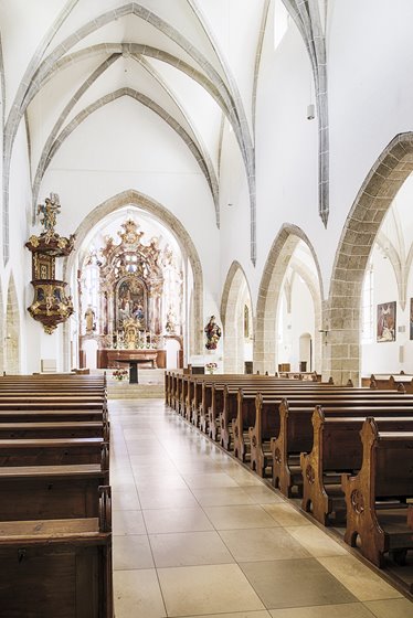 Kirchenschiff mit neu gestaltetem Altarraum © Renate Schrattenecker-Fischer