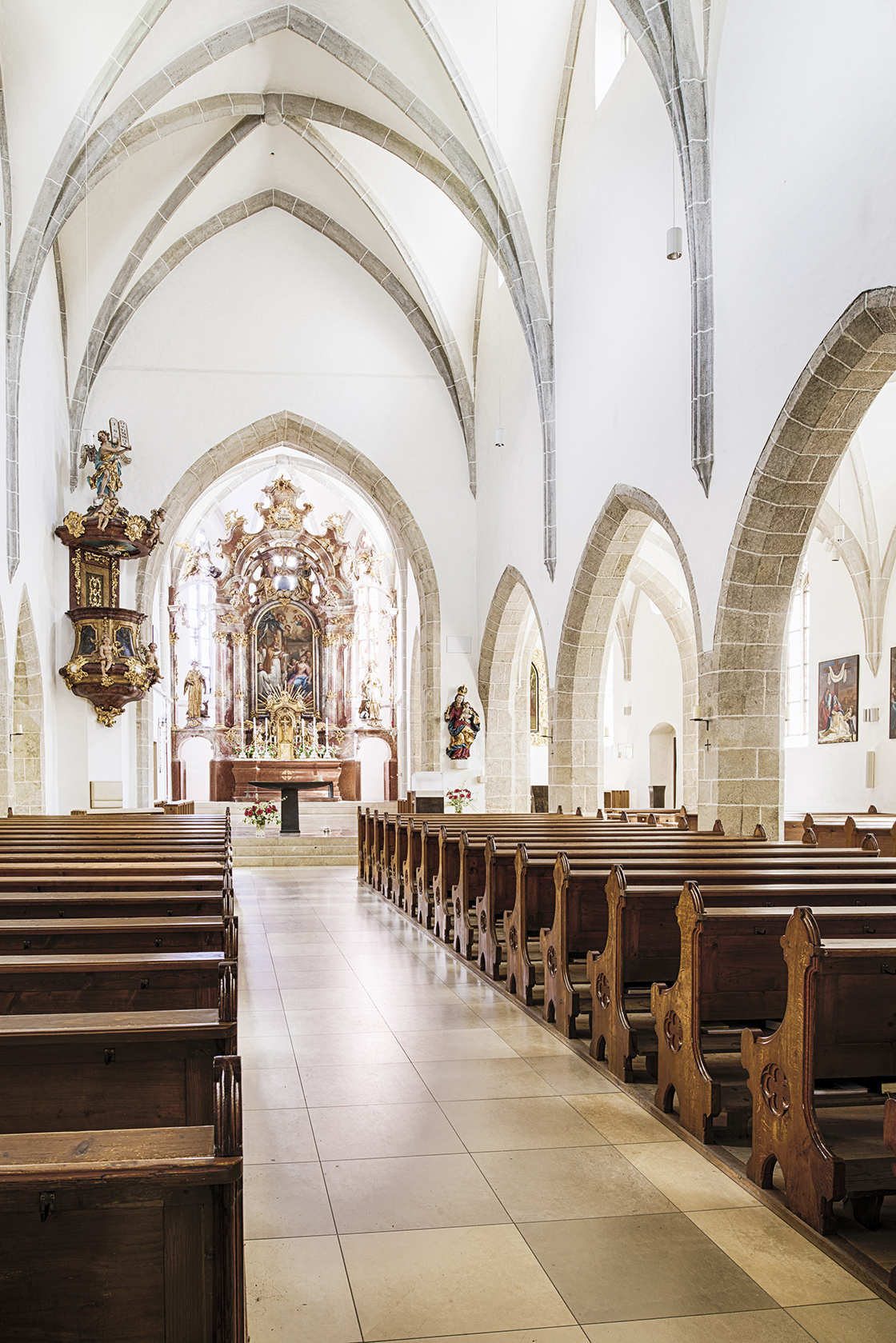 Kirchenschiff mit neu gestaltetem Altarraum © Renate Schrattenecker-Fischer