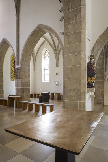 Volksaltar in Bronze, Blick in Richtung Taufbecken © Renate Schrattenecker-Fischer