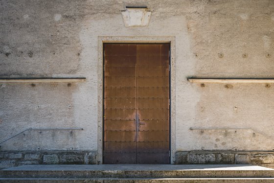 Westeingang, mit Bronzeblech beschlagenes Tor @ Renate Schrattenecker-Fischer