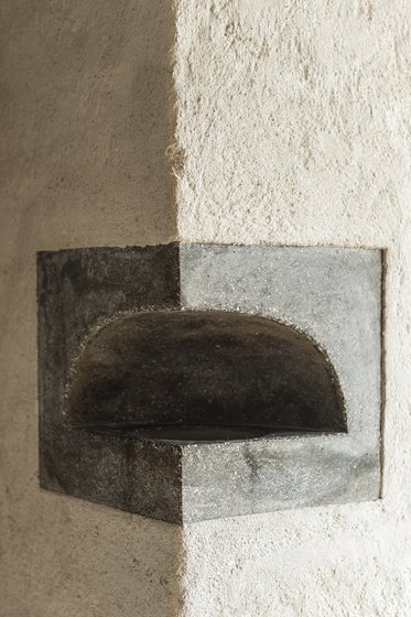 Neues Weihwasserbecken im Turm von Meinrad Mayrhofer @ Renate Schrattenecker-Fischer