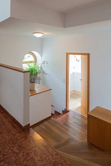 Diele, zentrale Treppe und Stiegenkästen © Renate Schrattenecker-Fischer