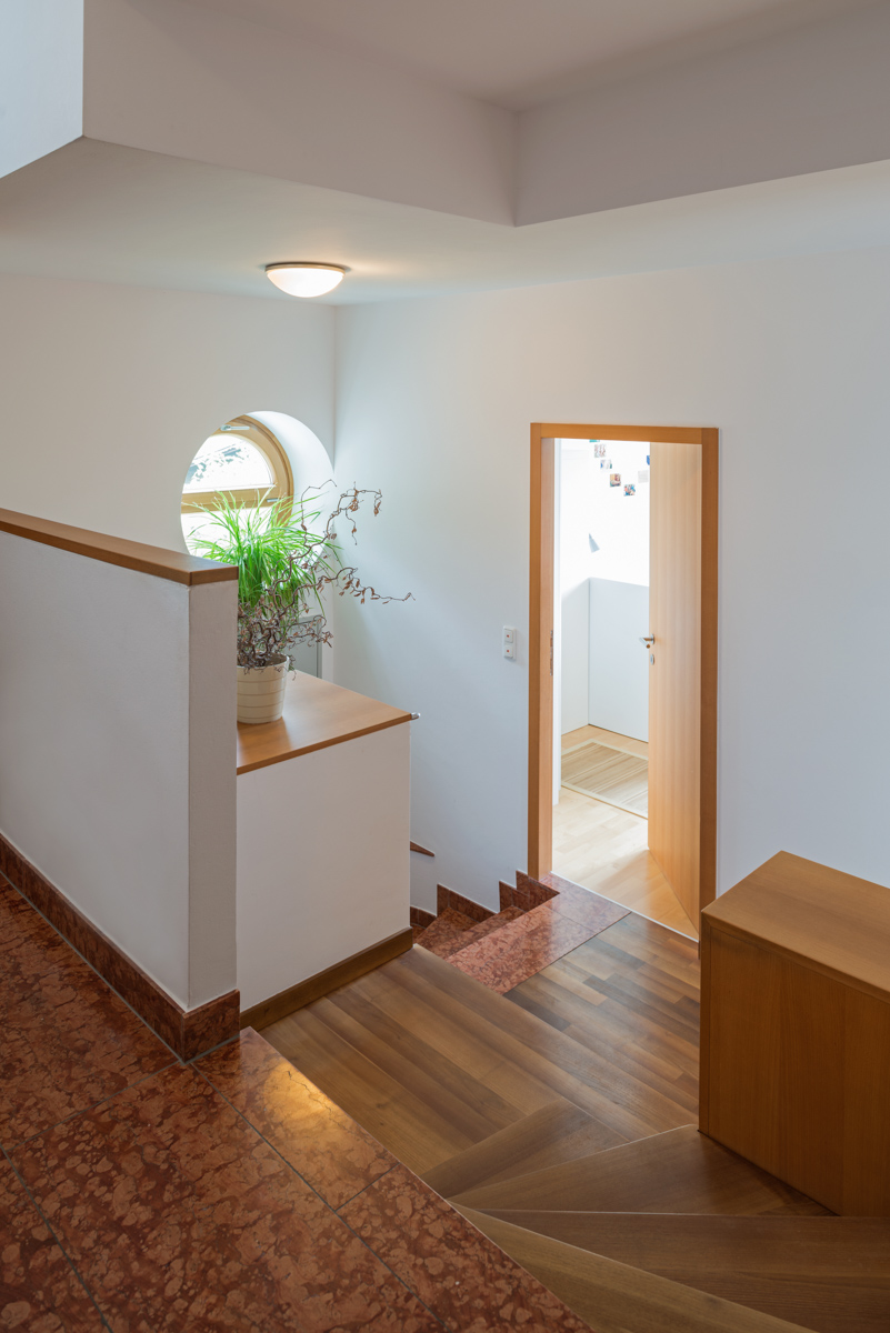 Diele, zentrale Treppe und Stiegenkästen © Renate Schrattenecker-Fischer