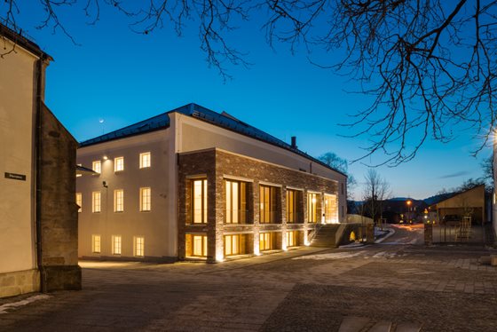 Pfarrzentrum und Pfarrplatz nach dem Umbau @ Renate Schrattenecker-Fischer