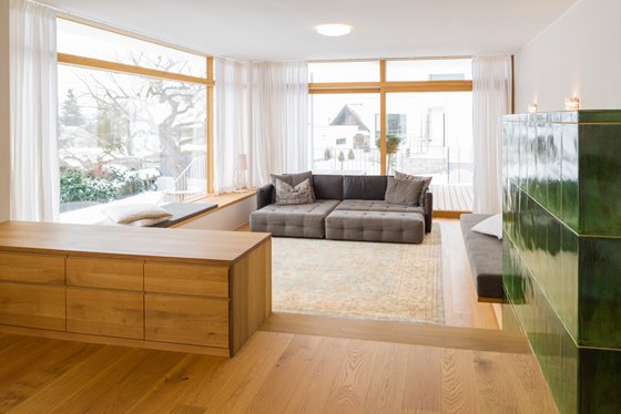 Erweiterter Wohnraum mit vorgelagerter Terasse, Blick in den Garten © Renate Schrattenecker-Fischer