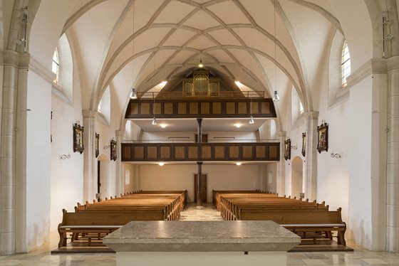 Kirchenschiff, neu gestaltete Empore und Volksaltar @ Renate Schrattenecker-Fischer