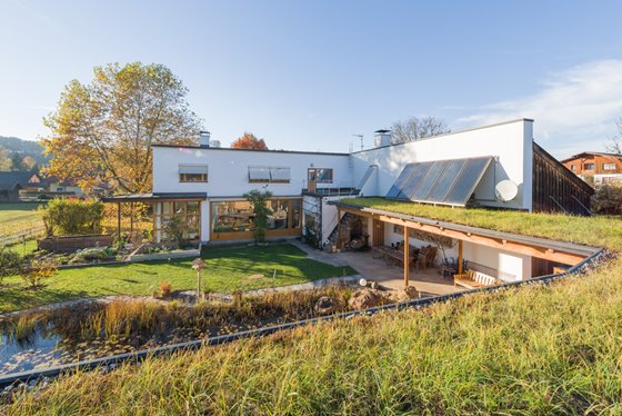 Blick vom begrünten Saunadach auf Schwimmteich und Wohnhaus © Renate Schrattenecker-Fischer