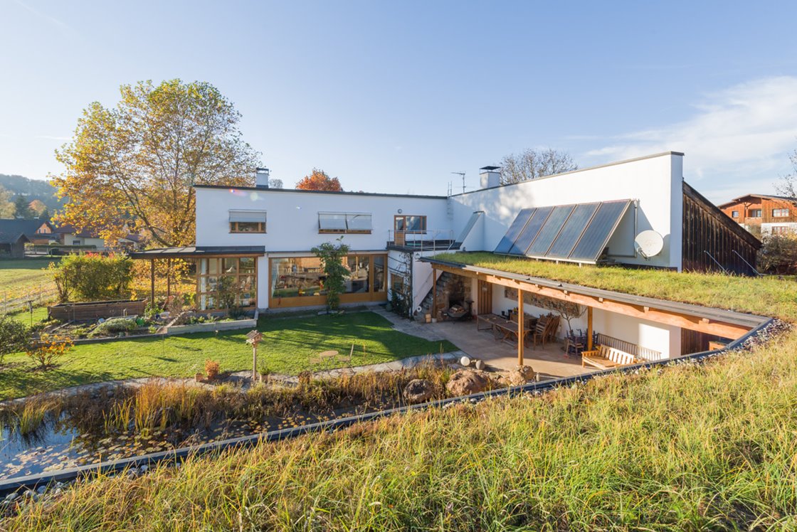 Blick vom begrünten Saunadach auf Schwimmteich und Wohnhaus © Renate Schrattenecker-Fischer