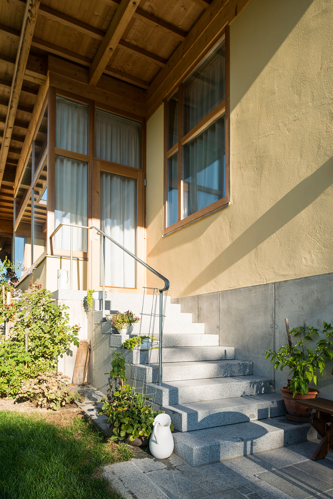 Ausgang in den Garten © Renate Schrattenecker-Fischer