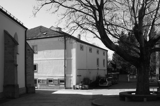 Vor dem Umbau: Pfarrzentrum, in den Platz hinein ragender Bühnentrakt @ Herbert Schrattenecker