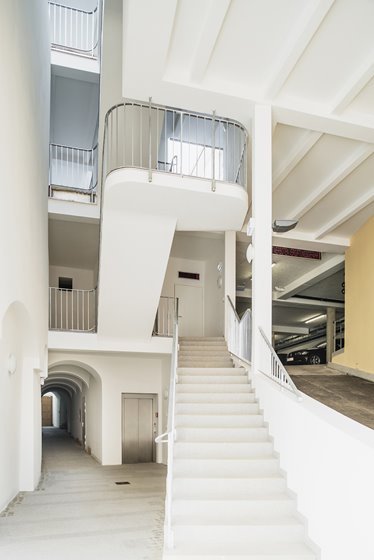 Denkmalgeschützter Durchgang mit neuer Stiege © Renate Schrattenecker-Fischer