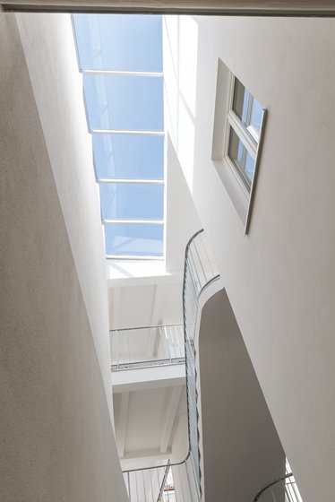 Neue, überdachte Stiege, Öffnung in Richtung der Laubengänge © Renate Schrattenecker-Fischer