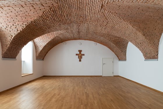 Meditationsraum im Untergeschoß, freigelegetes Ziegelgewölbe @ Renate Schrattenecker-Fischer