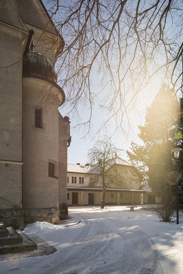 Ansicht Pfarrhofgarten mit gedecktem Verbindungsgang @ Renate Schrattenecker-Fischer