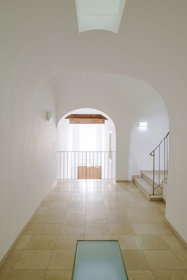 Denkmalgeschütztes Stiegenhaus, neue Verbindung zum Durchhaus © Renate Schrattenecker-Fischer