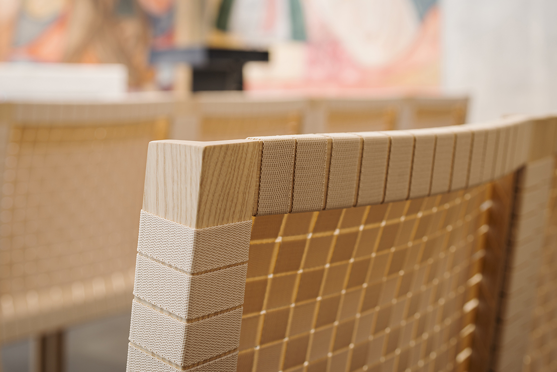 Für die Kapelle entworfener Eschenstuhl mit Gurtbespannung © Renate Schrattenecker-Fischer