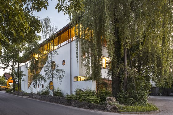 Straßenansicht mit verglastem Stiegenhaus @ Renate Schrattenecker-Fischer