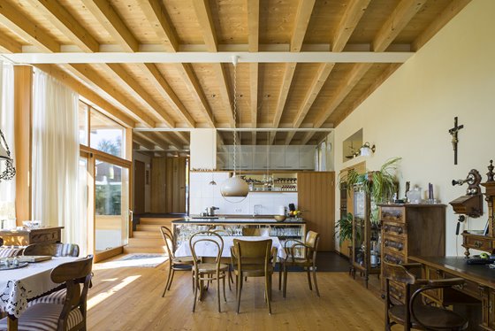 Zentraler Wohn- und Essraum mit Küche © Renate Schrattenecker-Fischer