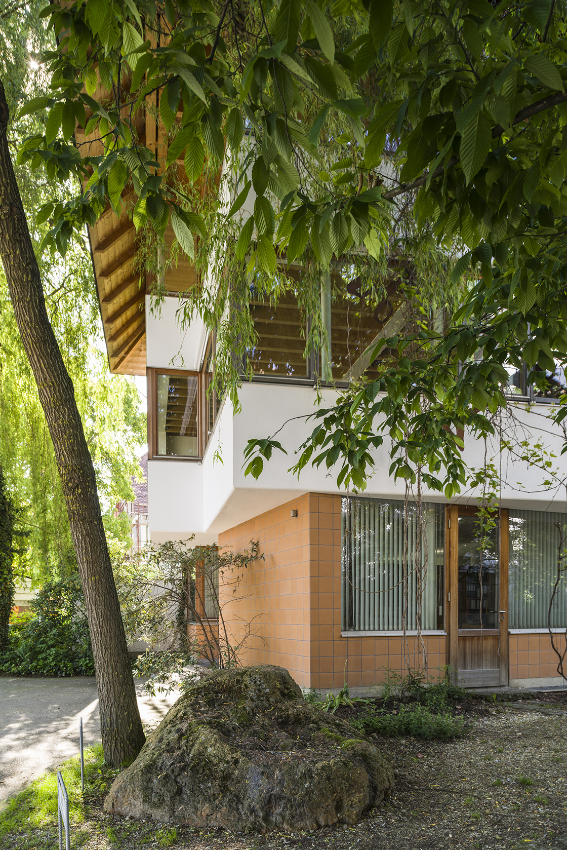 Nordwestecke mit auskragendem Baukörper @ Renate Schrattenecker-Fischer