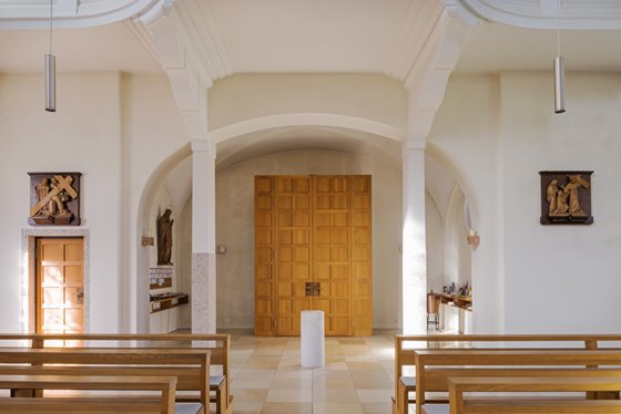 Vertiefter Westeingang mit hölzernem Windfang @ Renate Schrattenecker-Fischer