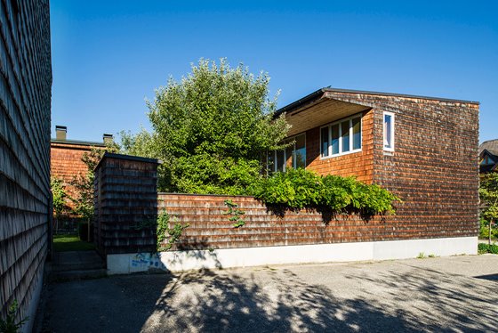 Außenansicht, Parkplatz, Hofeingang und Gerätehütte © Renate Schrattenecker-Fischer