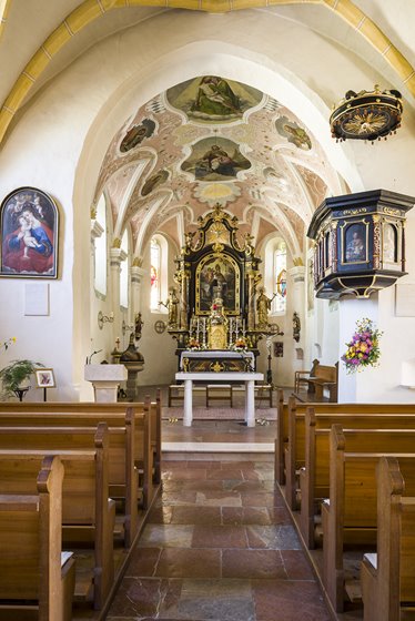 Restaurierter Altarraum, neuer Volksaltar und Ambo