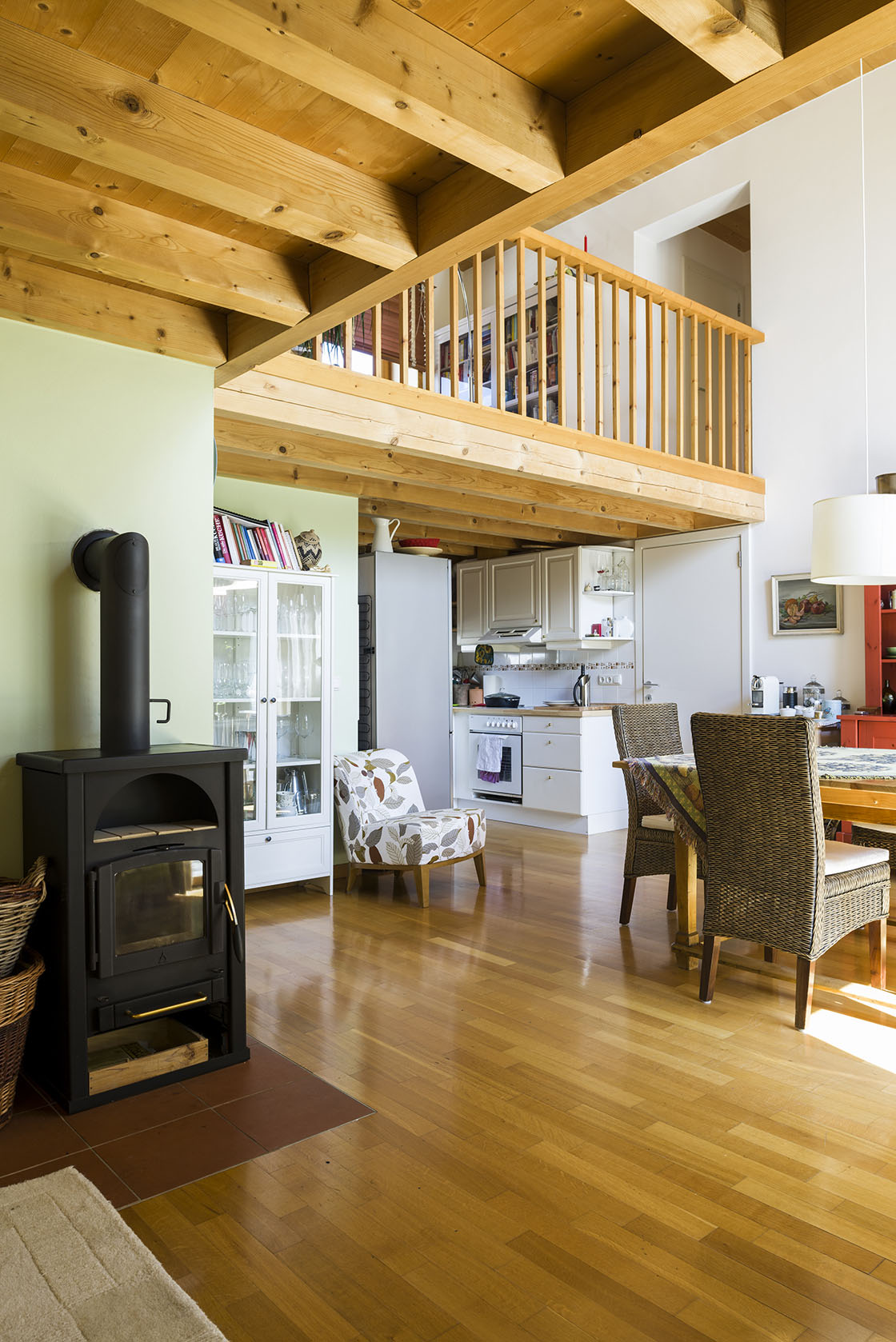 Zweigeschoßiger Wohn- Essraum, Küche und Galerie © Renate Schrattenecker-Fischer