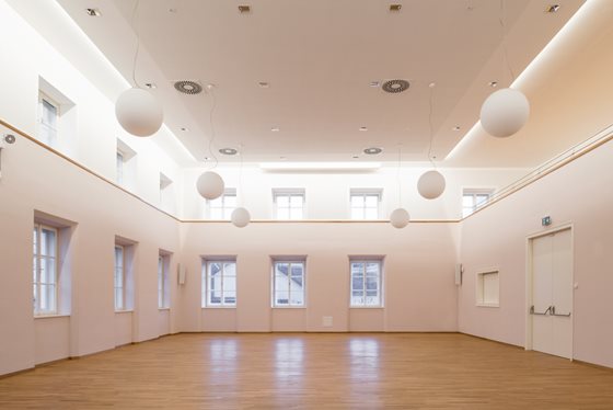 Pfarrsaal mit neu proportionierten Fenstern @ Renate Schrattenecker-Fischer