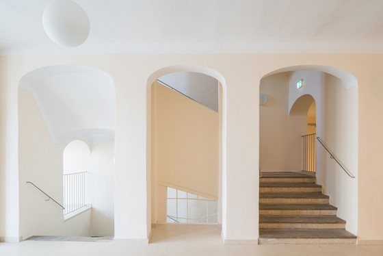 Historisches Stiegenhaus mit ergänzten Durchbrüchen @ Renate Schrattenecker-Fischer