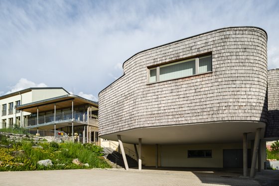 Musical rehearsal room in front of school and kindergarten @ Renate Schrattenecker-Fischer