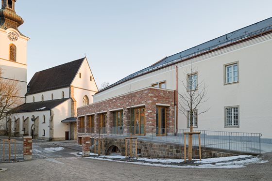 Pfarrplatz mit Kirche und Pfarrzentrum @ Renate Schrattenecker-Fischer