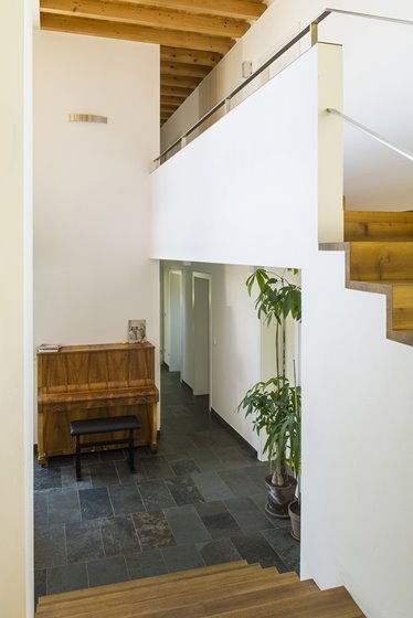 Zweigeschoßige Diele, Schlafzimmer im Obergeschoß © Renate Schrattenecker-Fischer