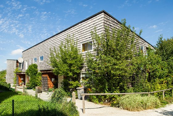 Außenansicht Reihenhäuser, Verbindungsweg an der Westseite © Renate Schrattenecker-Fischer