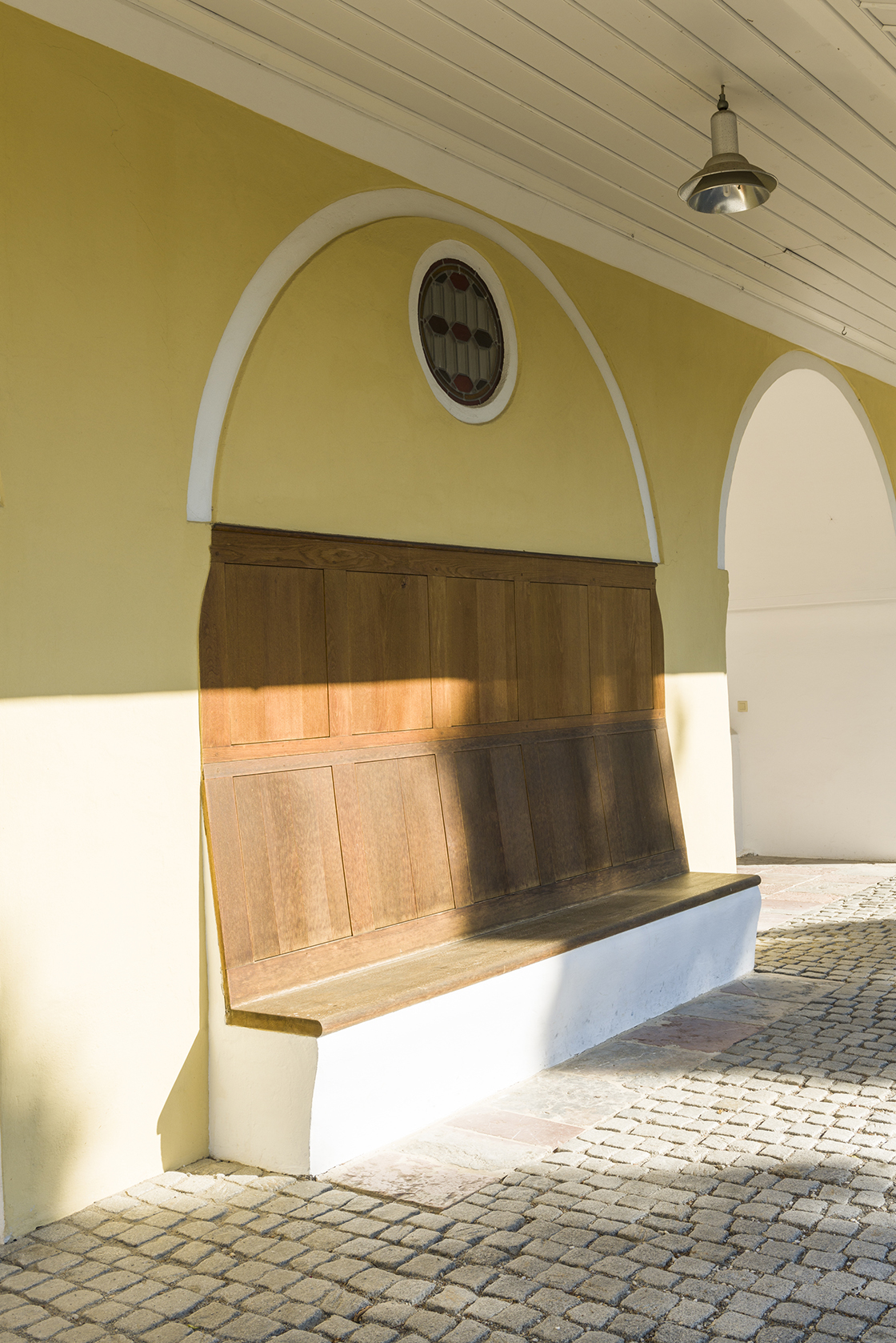 Südeingang mit Sitzbank