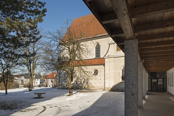 Kirche, Garten und überdachter Verbindungsgang @ Renate Schrattenecker-Fischer