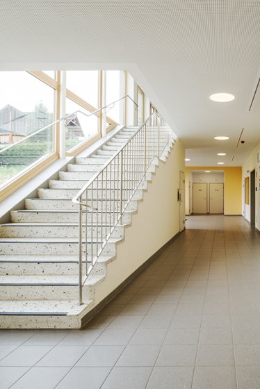 Schulstiegenhaus mit geöffneter Glasfassade @ Renate Schrattenecker-Fischer