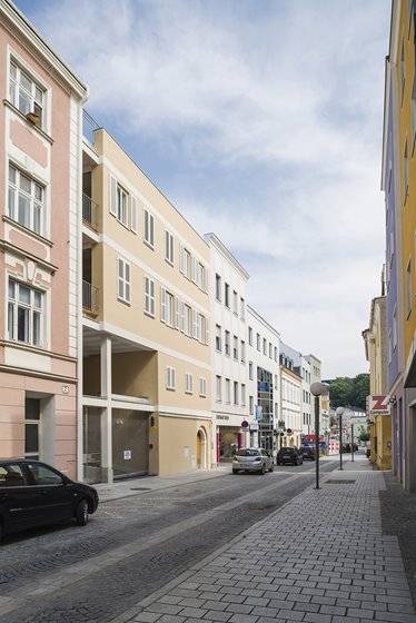 Fassade Kirchengasse, Durchgang, Auffahrt zum Parkdeck © Renate Schrattenecker-Fischer