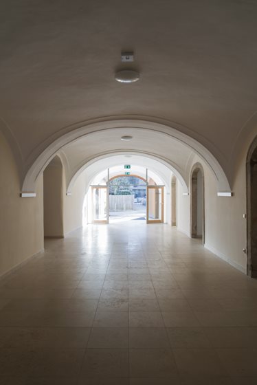 Tonnengewölbe, Durchhaus im Untergeschoß, Zugang zu Gruppenräumen @ Renate Schrattenecker-Fischer