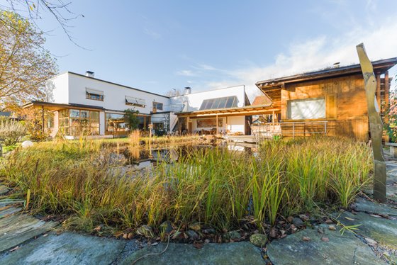Innenhof mit Schwimmteich und Saunasalettl © Renate Schrattenecker-Fischer