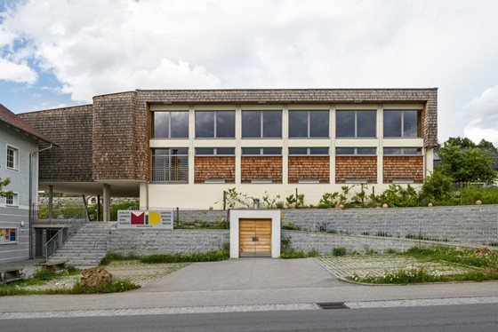 Straßenansicht Turn-/ Veranstaltungssaal mit Musikproberaum/ Bühne @ Renate Schrattenecker-Fischer