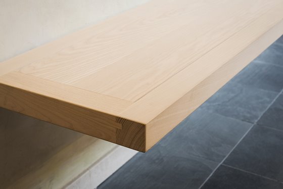 Auskragende Wandbank in Esche © Renate Schrattenecker-Fischer