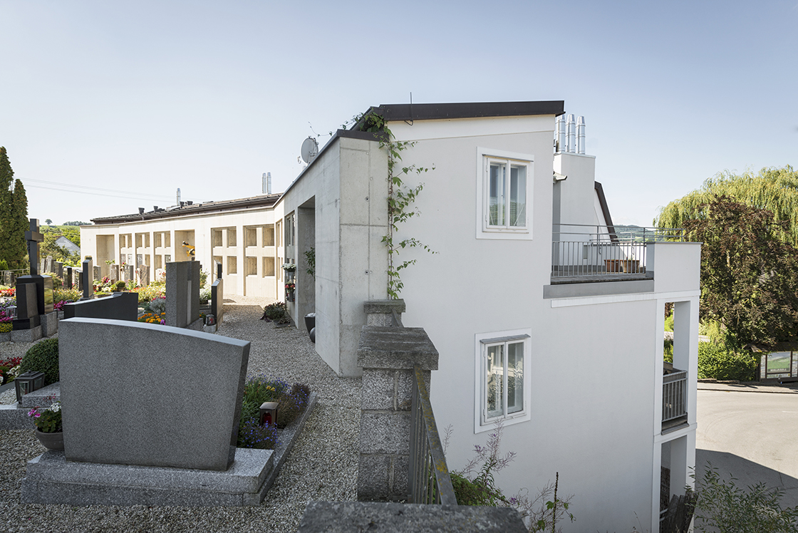 Haus an der Friedhofleitn mit Urnenwand © Renate Schrattenecker-Fischer