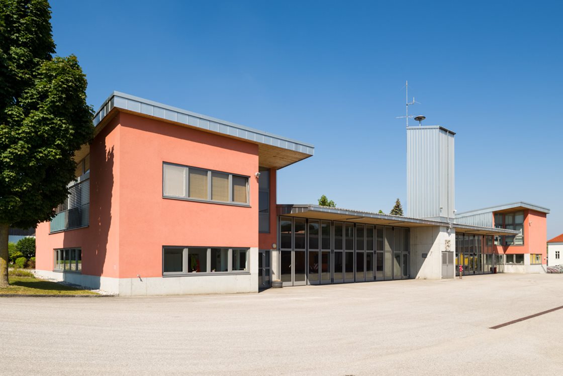 Ansicht Haupteingang und Zufahrt Garage @ Renate Schrattenecker-Fischer