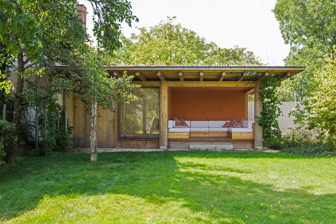 Gartensansicht Pavillon mit Sitz- und Geräteraum © Renate Schrattenecker-Fischer