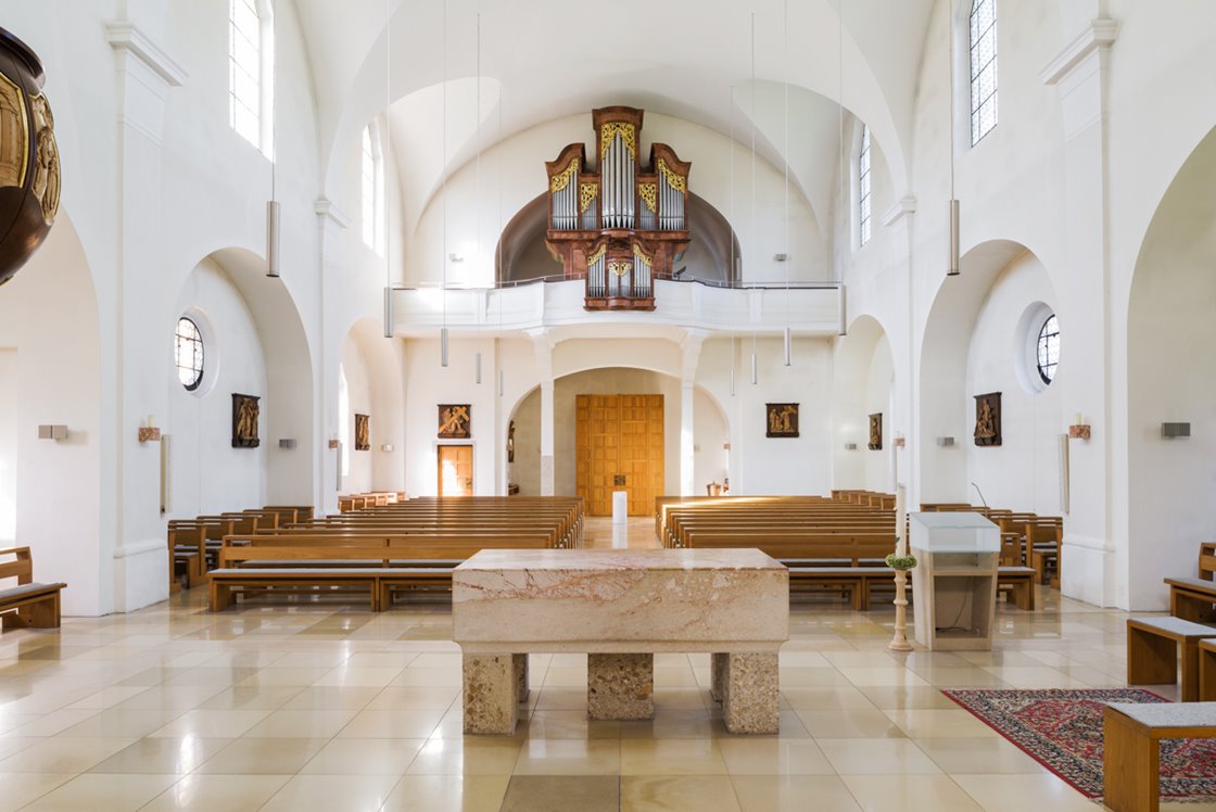 Kirchenschiff mit neuem Volksaltar und Westeingang @ Renate Schrattenecker-Fischer