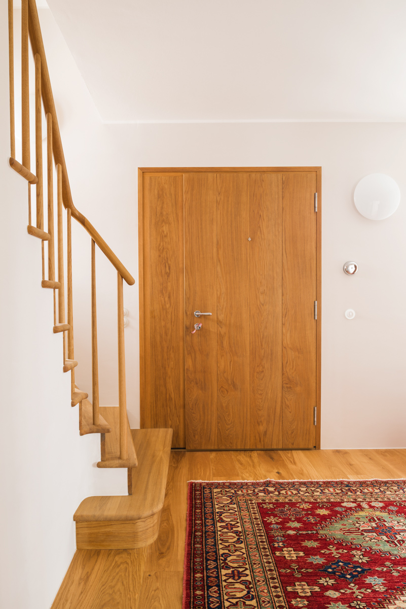 Hall and staircase made of oak wood © Renate Schrattenecker-Fischer