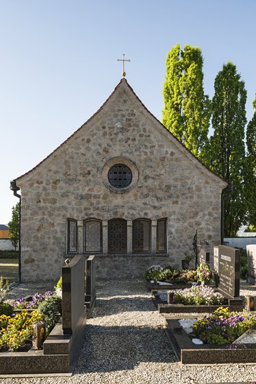 Neu errichtete Nordwand der Aufbahrungshalle